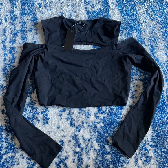 h:ours Diem Cut Out Top in Black - Picture 4 of 13